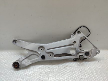 YAMAHA GTS 1000- FOOT REST BRACKET RIGHT+ VALVE